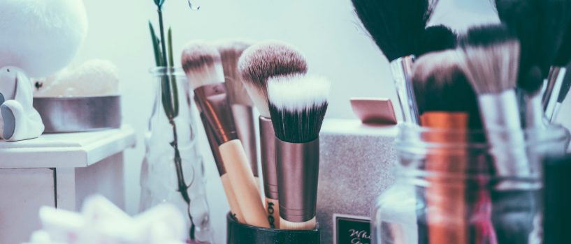 Dlaczego trzeba czyścić i dezynfekować przybory do makijażu?