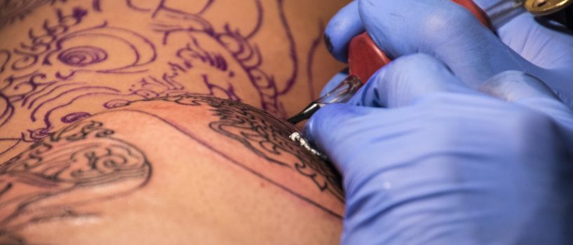 Tatuaż może stanowić zagrożenie dla zdrowia. Jak powinien wyglądać bezpieczny zabieg tatuowania?